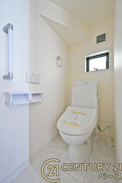 リーブルガーデン西木辻町 ３号棟 ／新築一戸建のトイレ|■現地撮影写真■フチなし＆トルネード洗浄でお掃除も楽らく！ウォシュレット付きです！