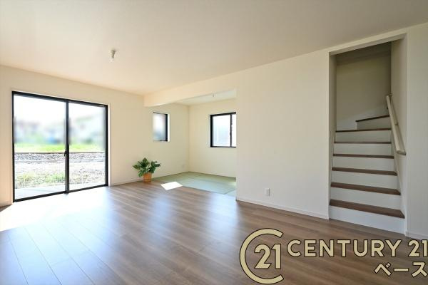 リーブルガーデン西木辻町 ３号棟 ／新築一戸建の居間・リビング|■現地撮影写真■家計と環境に優しい！一部窓には断熱性・保温性に優れたペアガラスを使用しています！