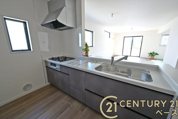 リーブルガーデン西木辻町 ３号棟 ／新築一戸建のキッチン|■現地撮影写真■家族とのコミュニケーションがとりやすい人気のカウンターキッチン！