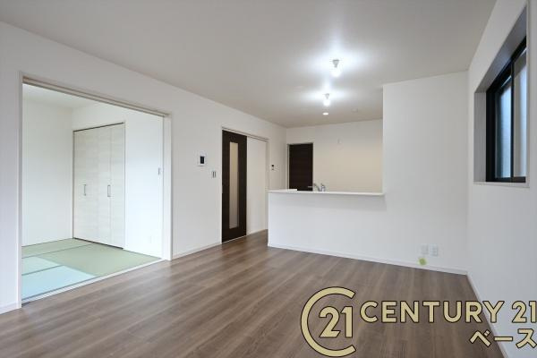 リーブルガーデン西木辻町 １号棟 ／新築一戸建の居間・リビング|■現地撮影写真■家計と環境に優しい！一部窓には断熱性・保温性に優れたペアガラスを使用しています！