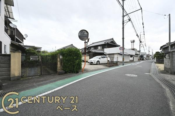 北葛城郡上牧町下牧２丁目の中古一戸建の前面道路含む現地写真