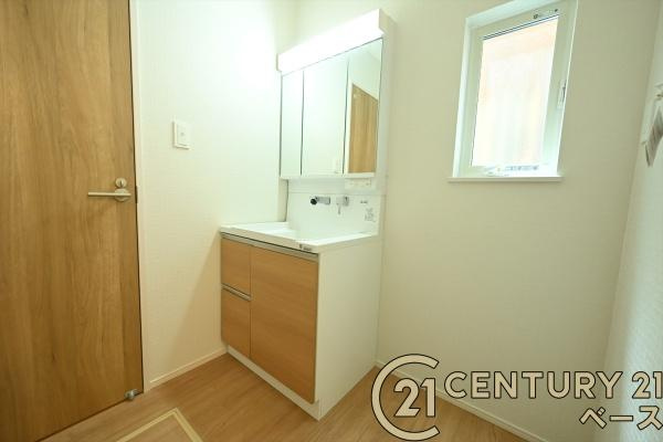 ファーストタウン小泉町 ／新築一戸建の独立洗面台|■現地撮影写真■三面鏡タイプのミラーキャビネット！収納スペースも豊富です！