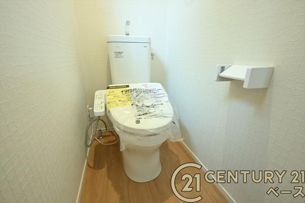 ファーストタウン小泉町 ／新築一戸建のトイレ|■現地撮影写真■ウォシュレット完備！トルネード洗浄・フチなし形状でお手入れも楽々ですね！