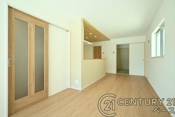 ファーストタウン小泉町 ／新築一戸建の居間・リビング|■現地撮影写真■窓ガラスは紫外線７６％カットで安心のLOW-Eペアガラスを採用！結露防止にも効果的です！