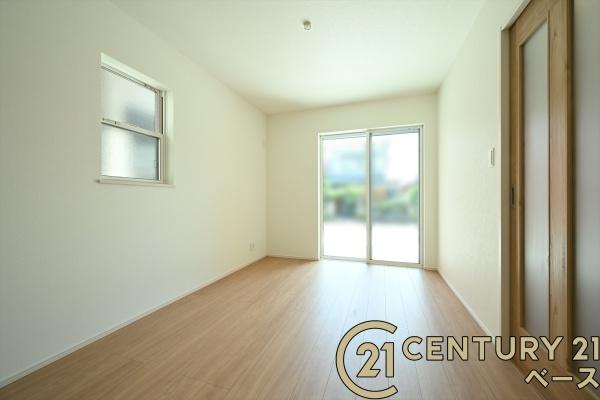 ファーストタウン小泉町 ／新築一戸建の居間・リビング|■現地撮影写真■ご家族でくつろいでいただける約１６帖の広々としたリビング！