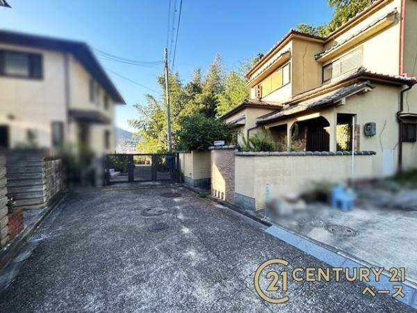 生駒市萩の台　一戸建の前面道路含む現地写真|前面道路約４ｍ以上で車の出し入れも楽々！