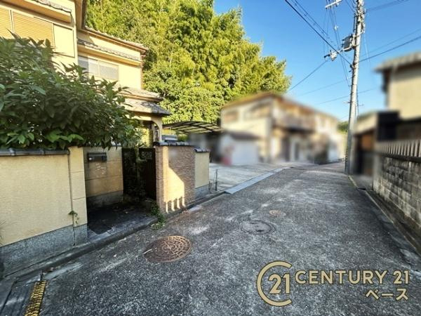 生駒市萩の台　一戸建の前面道路含む現地写真|スーパーなど商業施設が徒歩圏内に近接しています！
