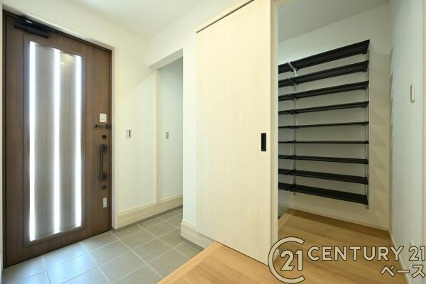 北葛城郡広陵町笠 ２号地 ／新築一戸建の玄関|■現地撮影写真■すっきりとした明るい玄関が家族やお客様を迎えてくれます！