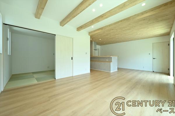 北葛城郡広陵町笠 ２号地 ／新築一戸建の居間・リビング|■現地撮影写真■ご家族でくつろいでいただける広々としたリビングです！全窓ペアガラス標準装備！■