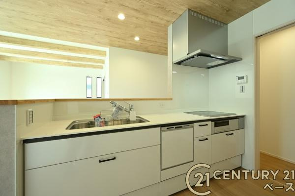 北葛城郡広陵町笠 ２号地 ／新築一戸建のキッチン|■現地撮影写真■収納力と使いやすさを追求したシステムキッチンです！食洗機付きで毎日の洗い物も楽々！