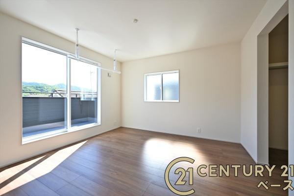 生駒市萩の台 ２号棟 ／新築一戸建の洋室|■現地撮影写真■バルコニーに面した開放感のあるお部屋です！