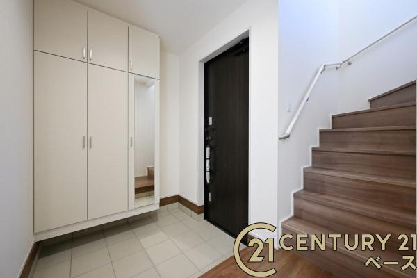 生駒市萩の台 ２号棟 ／新築一戸建の玄関|■現地撮影写真■すっきりとした明るい玄関が家族やお客様を迎えてくれます！