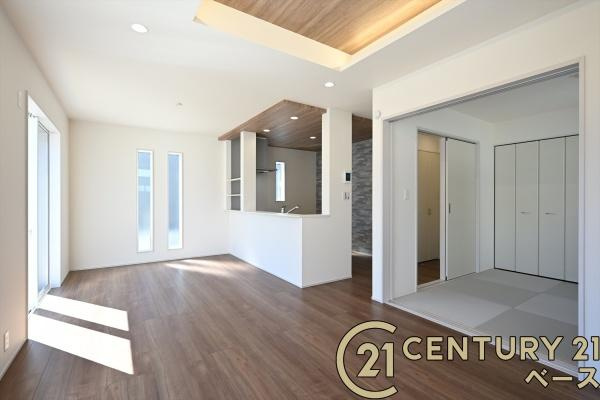 生駒市萩の台 ２号棟 ／新築一戸建の居間・リビング|■現地撮影写真■家計と環境に優しい！一部窓には断熱性・保温性に優れたペアガラスを使用しています！