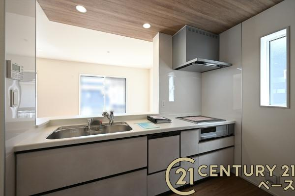 生駒市萩の台 ２号棟 ／新築一戸建のキッチン|■現地撮影写真■家族とのコミュニケーションがとりやすい人気のカウンターキッチン！