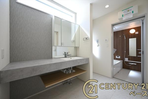 生駒市萩の台 ２号棟 ／新築一戸建の独立洗面台|■現地撮影写真■三面鏡タイプのミラーキャビネット！収納スペースも豊富です！