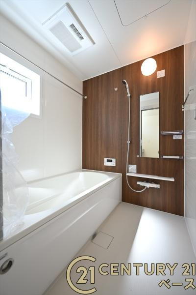 生駒市萩の台 ２号棟 ／新築一戸建の浴室|■現地撮影写真■床は水ハケが良く、乾きやすいのでカビの発生も軽減！