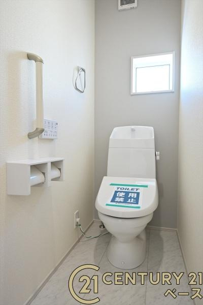 生駒市萩の台 ２号棟 ／新築一戸建のトイレ|■現地撮影写真■フチなし＆トルネード洗浄でお掃除も楽らく！ウォシュレット付きです！