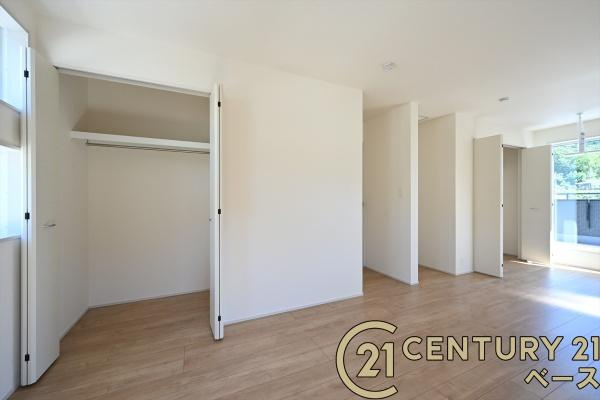 生駒市萩の台 ３号棟 ／新築一戸建の収納|■現地撮影写真■冬物のコートや季節のものなどたくさんしまえる広さ！
