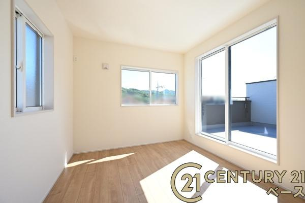 生駒市萩の台 ３号棟 ／新築一戸建の洋室|■現地撮影写真■バルコニーに面した開放感のあるお部屋です！