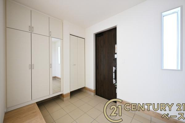 生駒市萩の台 ３号棟 ／新築一戸建の玄関|■現地撮影写真■すっきりとした明るい玄関が家族やお客様を迎えてくれます！