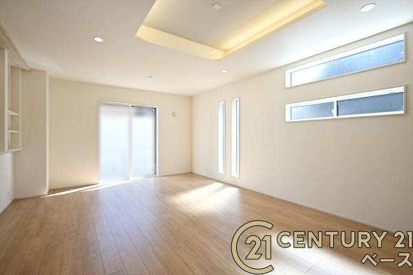 生駒市萩の台 ３号棟 ／新築一戸建の居間・リビング|■現地撮影写真■家計と環境に優しい！一部窓には断熱性・保温性に優れたペアガラスを使用しています！