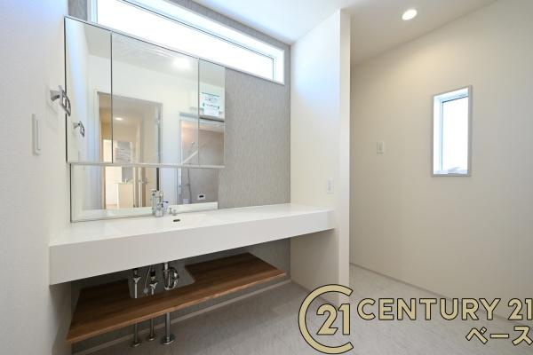 生駒市萩の台 ３号棟 ／新築一戸建の独立洗面台|■現地撮影写真■三面鏡タイプのミラーキャビネット！収納スペースも豊富です！