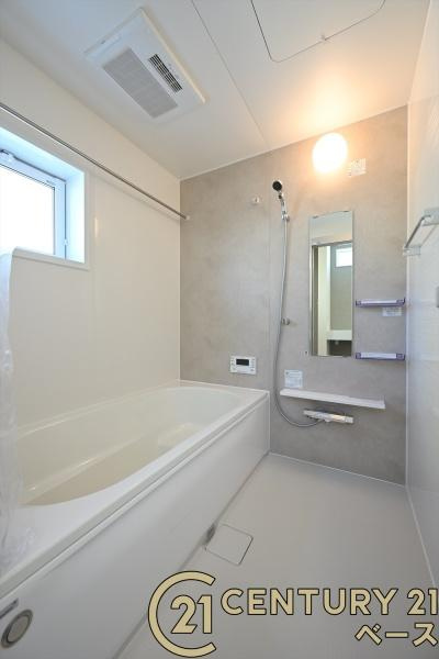 生駒市萩の台 ３号棟 ／新築一戸建の浴室|■現地撮影写真■床は水ハケが良く、乾きやすいのでカビの発生も軽減！