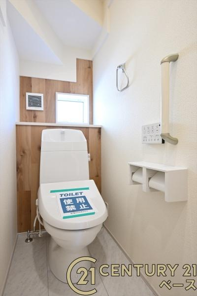 生駒市萩の台 ３号棟 ／新築一戸建のトイレ|■現地撮影写真■フチなし＆トルネード洗浄でお掃除も楽らく！ウォシュレット付きです！