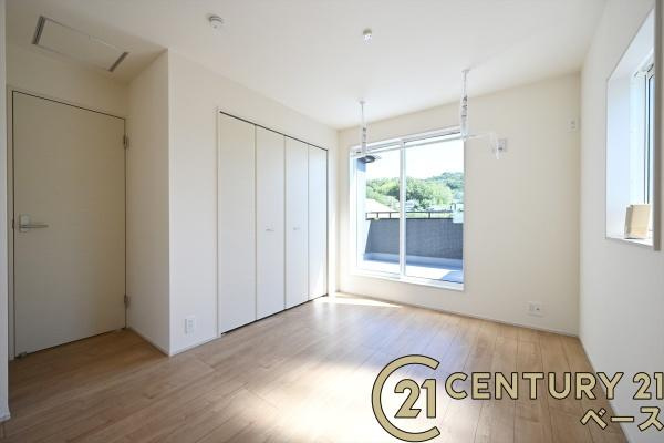 生駒市萩の台 ３号棟 ／新築一戸建の洋室|■現地撮影写真■バルコニーに面した開放感のあるお部屋です！