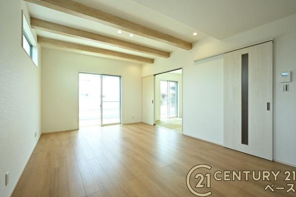 北葛城郡広陵町笠 １号地 ／新築一戸建の居間・リビング|■現地撮影写真■ご家族でくつろいでいただける広々としたリビングです！全窓ペアガラス標準装備！■