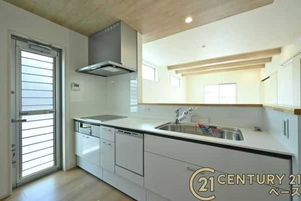 北葛城郡広陵町笠 １号地 ／新築一戸建のキッチン|■現地撮影写真■収納力と使いやすさを追求したシステムキッチンです！食洗機付きで毎日の洗い物も楽々！