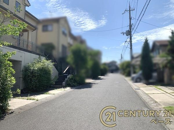 香芝市高山台２丁目　一戸建の前面道路含む現地写真|■現地撮影写真■前面道路の幅員は約６ｍとお車の出し入れもラクラク！