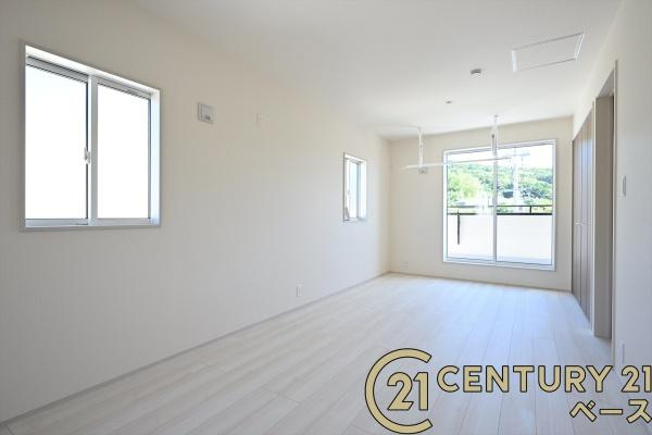 生駒市萩の台 ４号棟 ／新築一戸建の洋室|■現地撮影写真■バルコニーに面した開放感のあるお部屋です！