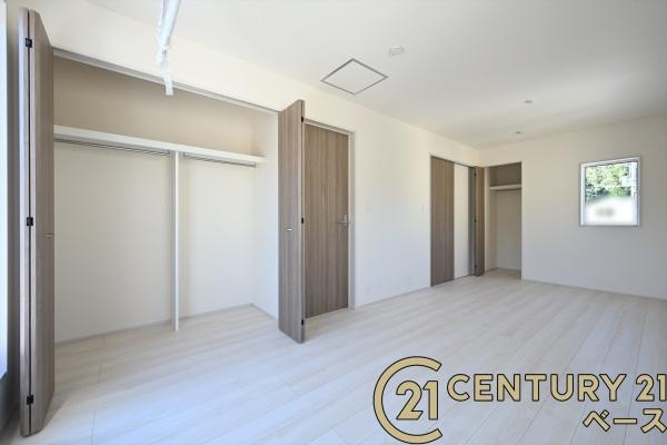 生駒市萩の台 ４号棟 ／新築一戸建の収納|■現地撮影写真■冬物のコートや季節のものなどたくさんしまえる広さ！
