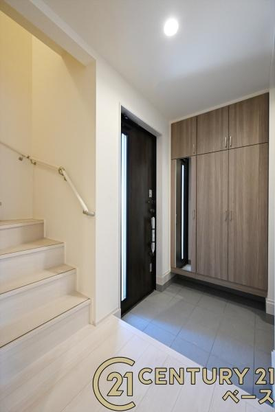 生駒市萩の台 ４号棟 ／新築一戸建の玄関|■現地撮影写真■すっきりとした明るい玄関が家族やお客様を迎えてくれます！