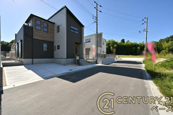 生駒市萩の台 ４号棟 ／新築一戸建の駐車場|■現地撮影写真■駐車スペース２台分完備！