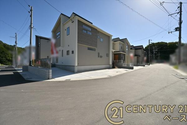 生駒市萩の台 ４号棟 ／新築一戸建の前面道路含む現地写真|■現地撮影写真■前面道路の幅員は約６ｍと車の出し入れもラクラク！