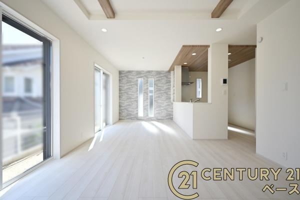 生駒市萩の台 ４号棟 ／新築一戸建の居間・リビング|■現地撮影写真■家計と環境に優しい！一部窓には断熱性・保温性に優れたペアガラスを使用しています！