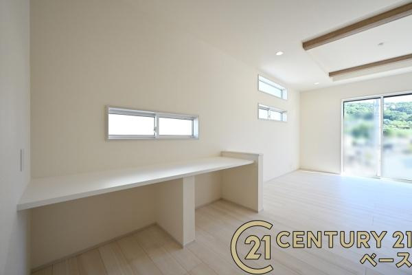 生駒市萩の台 ４号棟 ／新築一戸建の居間・リビング|■現地撮影写真■大きな窓から柔らかい光が射し込みます！