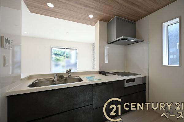 生駒市萩の台 ４号棟 ／新築一戸建のキッチン|■現地撮影写真■家族とのコミュニケーションがとりやすい人気のカウンターキッチン！