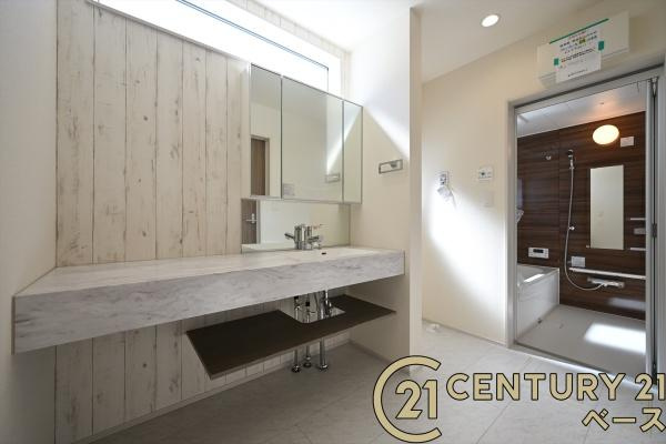 生駒市萩の台 ４号棟 ／新築一戸建の独立洗面台|■現地撮影写真■三面鏡タイプのミラーキャビネット！収納スペースも豊富です！