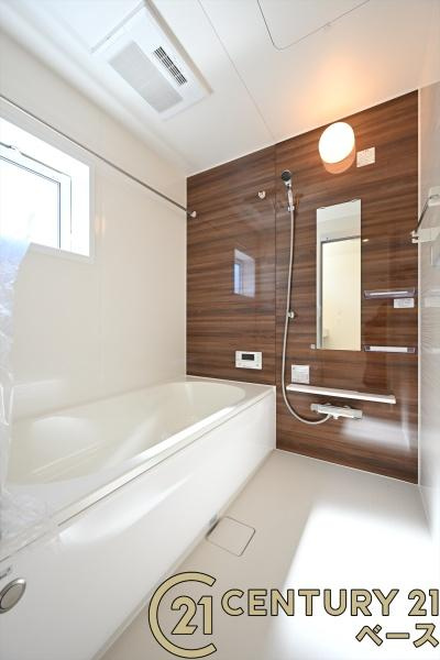 生駒市萩の台 ４号棟 ／新築一戸建の浴室|■現地撮影写真■床は水ハケが良く、乾きやすいのでカビの発生も軽減！