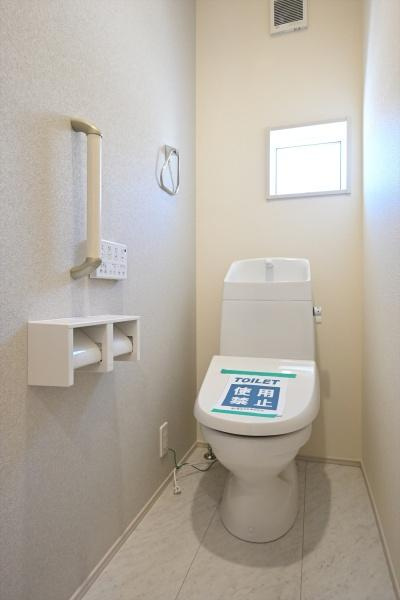 生駒市萩の台 ４号棟 ／新築一戸建のトイレ|■現地撮影写真■フチなし＆トルネード洗浄でお掃除も楽らく！ウォシュレット付きです！