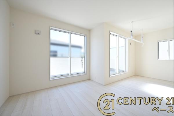 生駒市萩の台 ６号棟 ／新築一戸建の洋室|■現地撮影写真■バルコニーに面した開放感のあるお部屋です！