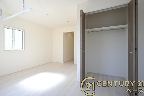 生駒市萩の台 ６号棟 ／新築一戸建の収納|■現地撮影写真■冬物のコートや季節のものなどたくさんしまえる広さ！
