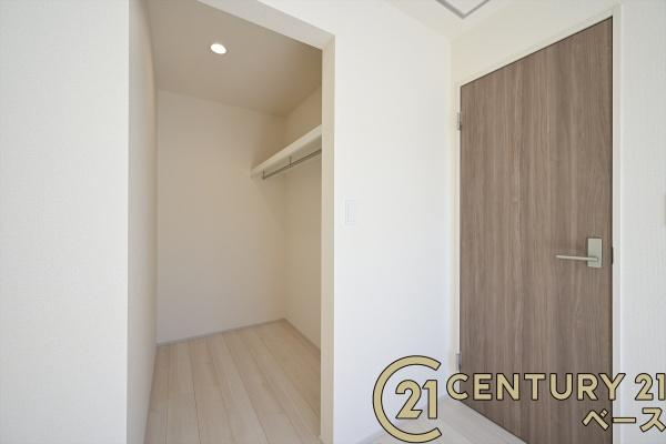 生駒市萩の台 ６号棟 ／新築一戸建の収納|■現地撮影写真■広々としたＷＩＣを完備！大きな荷物も楽々収納！■