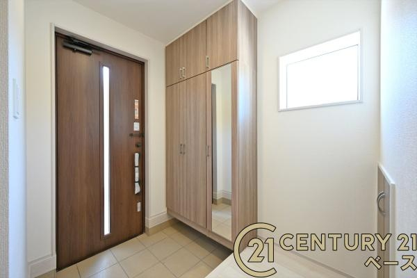 生駒市萩の台 ６号棟 ／新築一戸建の玄関|■現地撮影写真■すっきりとした明るい玄関が家族やお客様を迎えてくれます！