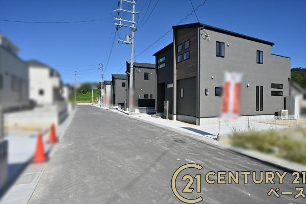 生駒市萩の台 ６号棟 ／新築一戸建の駐車場|■現地撮影写真■駐車スペース３台分完備！