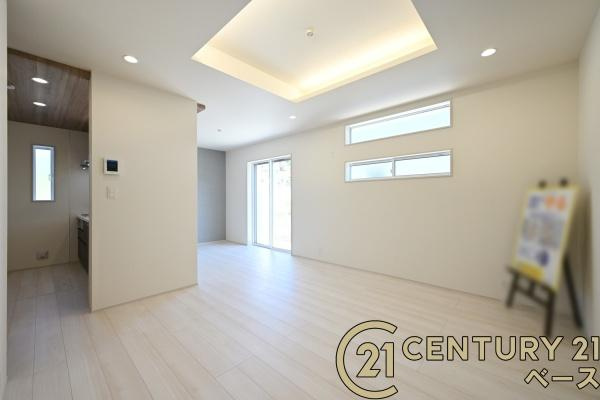 生駒市萩の台 ６号棟 ／新築一戸建の居間・リビング|■現地撮影写真■家計と環境に優しい！一部窓には断熱性・保温性に優れたペアガラスを使用しています！