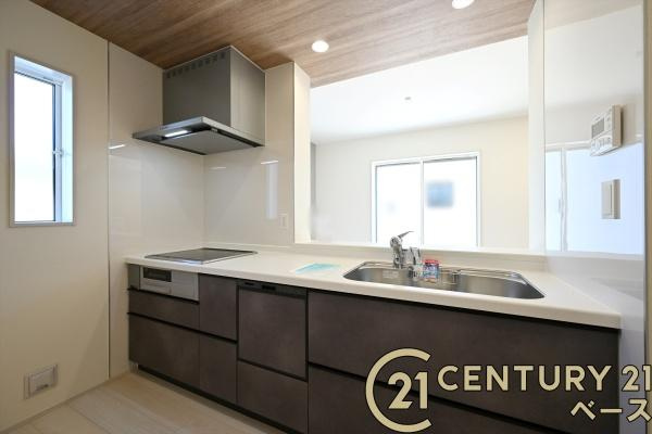 生駒市萩の台 ６号棟 ／新築一戸建のキッチン|■現地撮影写真■家族とのコミュニケーションがとりやすい人気のカウンターキッチン！